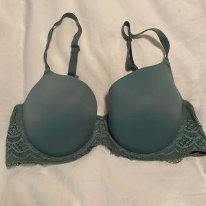 Nice green smoothie with lace detail bra